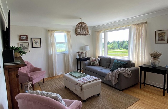Lower Loop Country Home/Surrounded by beautiful Canadian beaches!