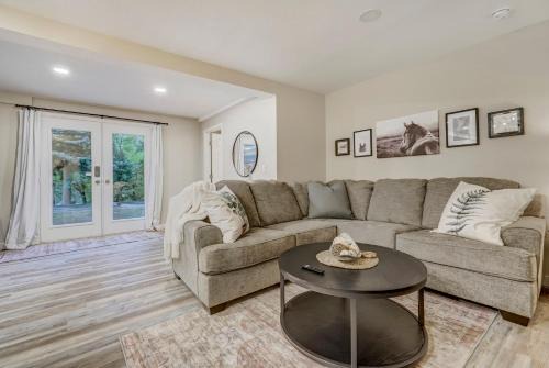 Lower Stone Lodge - Hot Tub - Game Room - Lower Unit