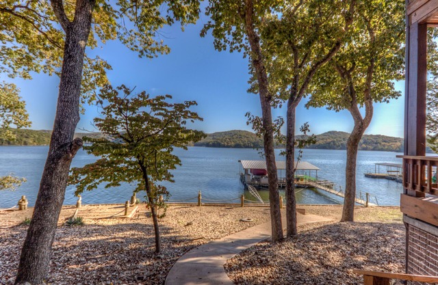 Family Fun Lakefront Vacation Log Home # 8 von 11, 6bd, 4 Bad, 20 Personen, 6500 sf