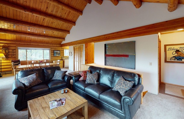 Genießen Sie die Privatsphäre einer Lost Creek Cabin - Buchen Sie noch heute Ihren Sommerurlaub!