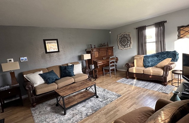 Lrg family hm 5min drive to two hospitals, cancer center,colleges & METRA Arena