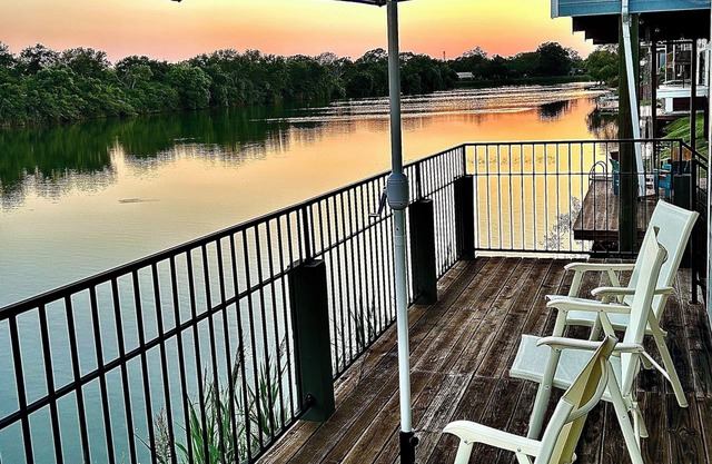 Lrg Lux Lakehouse+views+waterfront+3 Bd+ 8 guests+ 2 sun decks