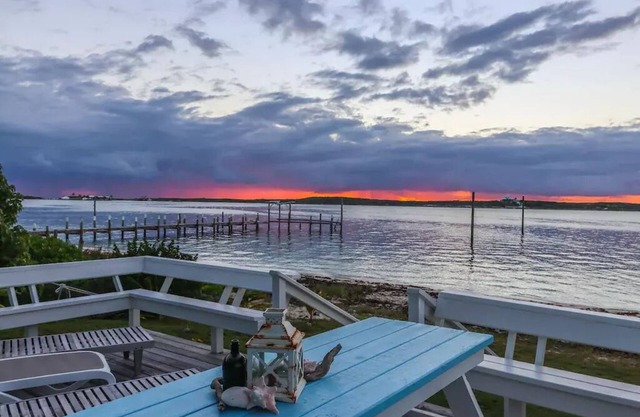 Lubbers Leap- Private Beach Front, Steps to your Dock on Lubbers Quarters