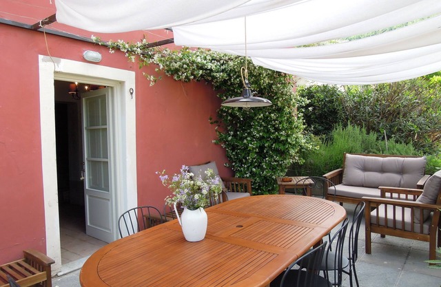Geräumige und gemütliche Wohnung in Bauernhaus mit Pool, 6 km von Lucca