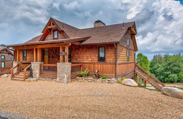 Lucky 7 at Eagles Nest - long range views, large deck, fire pit, walk to tennis