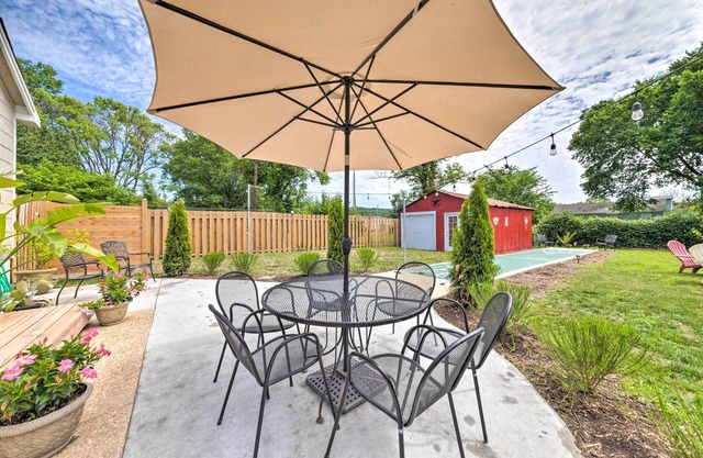 'Lucky Dawg' Pet-Friendly Abode Near St Louis!