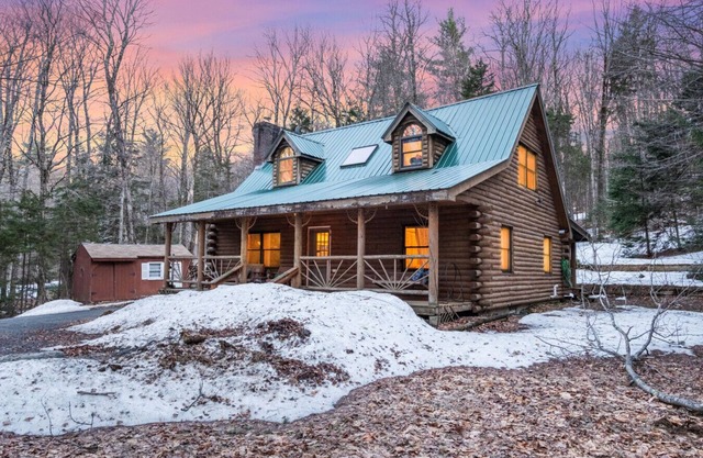Lucky Log Cabin- Hottub fireplace 12min to Mt Snow