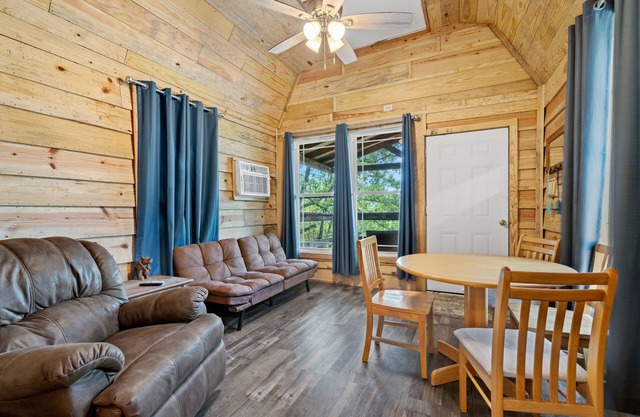 Lucky's Canoe & Kayak Cabin #1 - Caddo River Access!