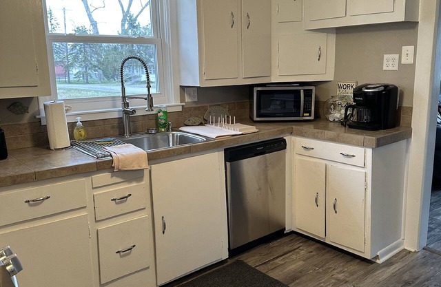 Lucy's Lake House, Lake view, One block from Lake Ontario, Peaceful & Spacious