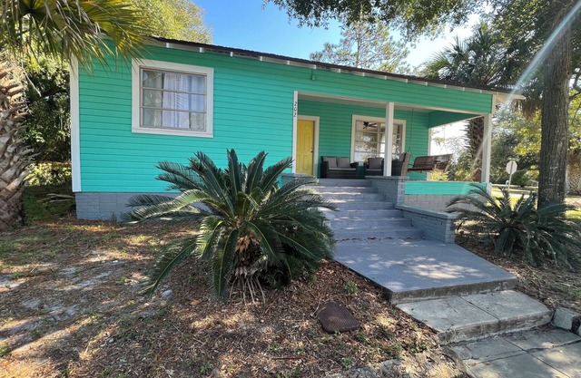 Lucy’s Beach Hideaway, 2 block to restaurants & waterfront