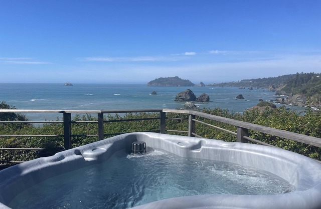 Neuer Eintrag ~ Luffenholtz Surfside Cottage-Romantic, Badewanne, privates Deck