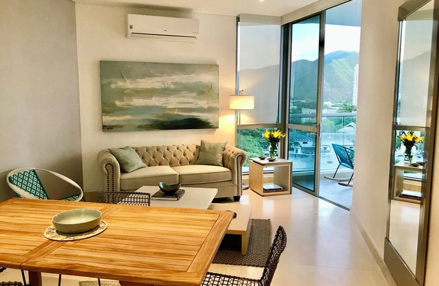 Lujoso Apartamento! Gran Ubicación y Vista al mar