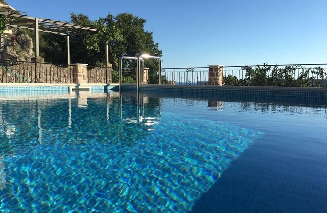 Villa bietet einen einzigartigen Blick auf Becici Strand und die mittelalterliche Stadt Budva.