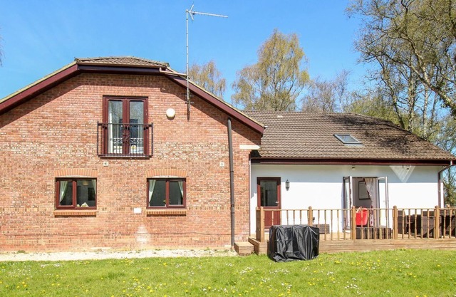 LULWORTH LODGE, pet friendly, character holiday cottage in Wool