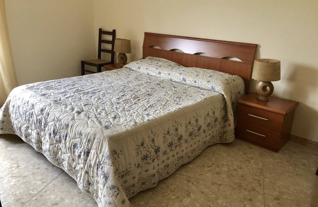 Modernes, helles, großes Apartment mit 2 Schlafzimmern in Fondi City