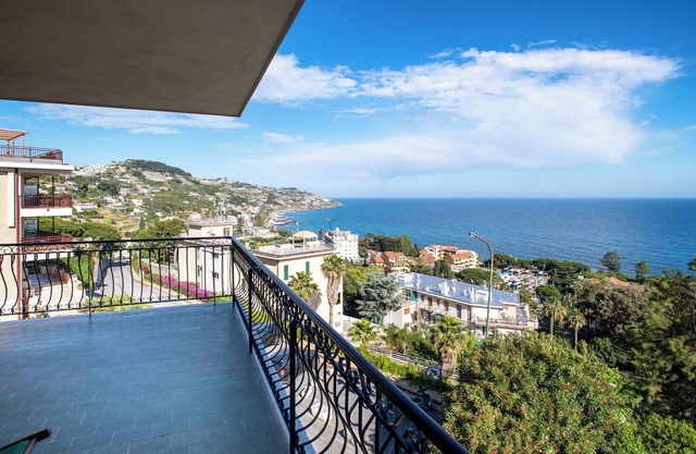 Luminoso e panoramico 150mq sul golfo di Sanremo - ideale per vacanza famiglia