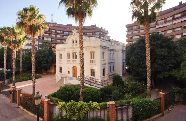 Luminoso y Amplio Apartamento a 10 min del Centro y de la Playa. Ideal Familias