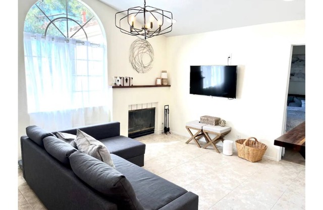 Luminous condo with corner view walking distance from lake!!
