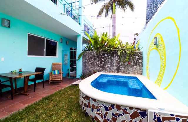 Luna - Alexa art loft w extras - bicycles & snorkel gear. shared pool & grill