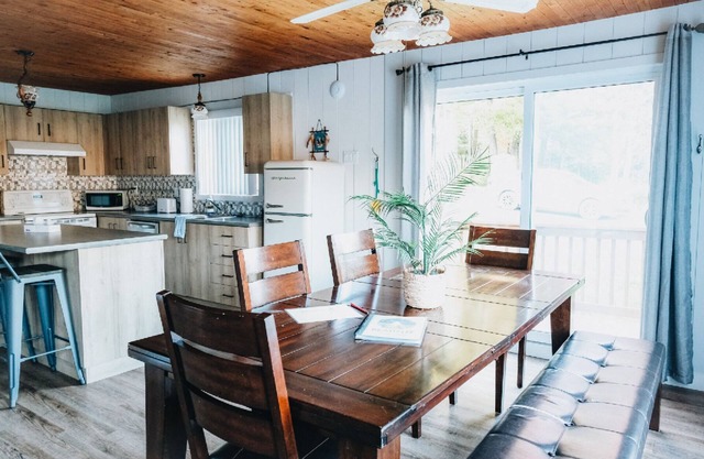 Luna-Cloud Chalet: river, adventure, AC, Wi-Fi, BBQ, pet-friendly. Ideal for gro