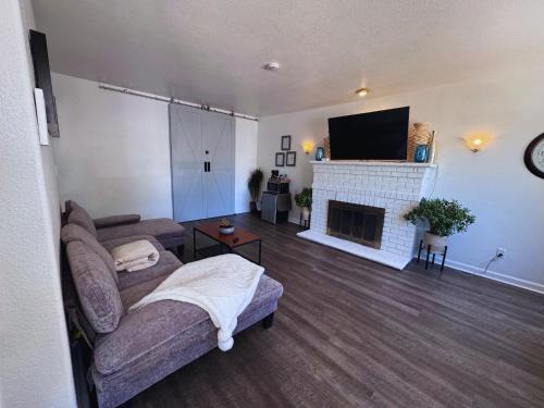 Luna's Cozy Private Hosted Suite with Fireplace and 2 Bedrooms