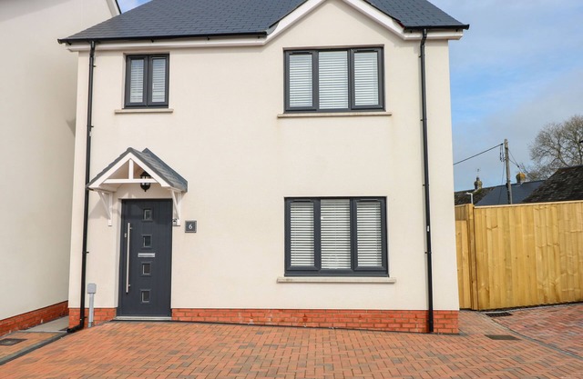 LUNAROXX, 6 MEADOW GARDENS, KILGETTY, pet friendly in Kilgetty
