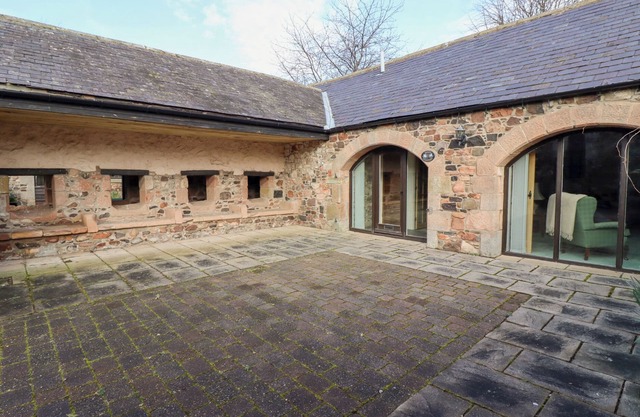 LUPIN COTTAGE, character holiday cottage in Wooler