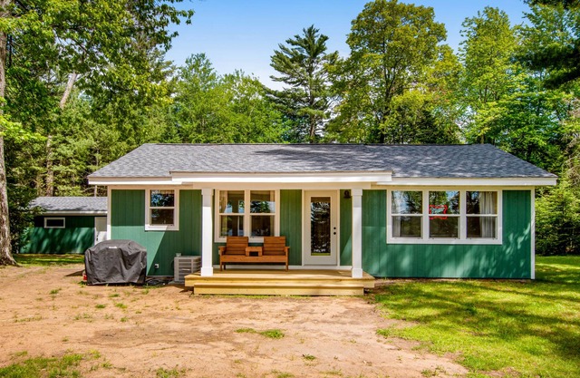 Lured Den - Completely Renovated Lakefront Cottage w/ Private Dock, Laundry, AC