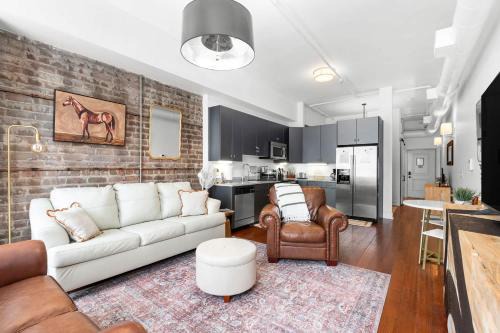 Lush Savannah Loft - Near Plant Riverside District