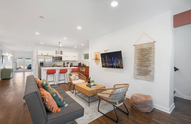 LUX 3-Level Chicago Home +garage & patio