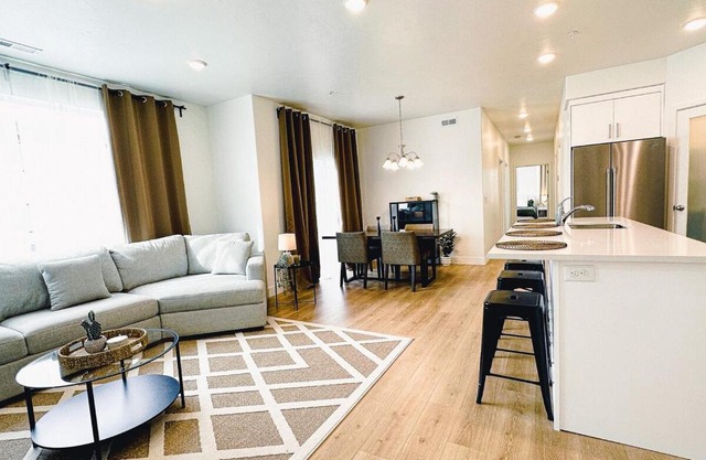 Lux 3BD/2BA w/ King Bed & Garage