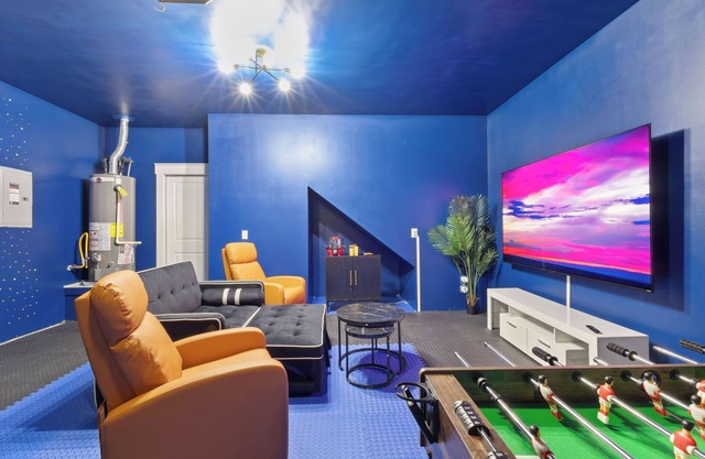 Lux 3bd, Game room with 85" TV, gym, firepit, Minutes to Tesla, COTA, Airport