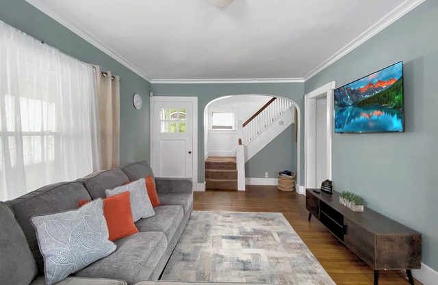 Lux 3BR, King Bed, Parking, Near UofR & Airport