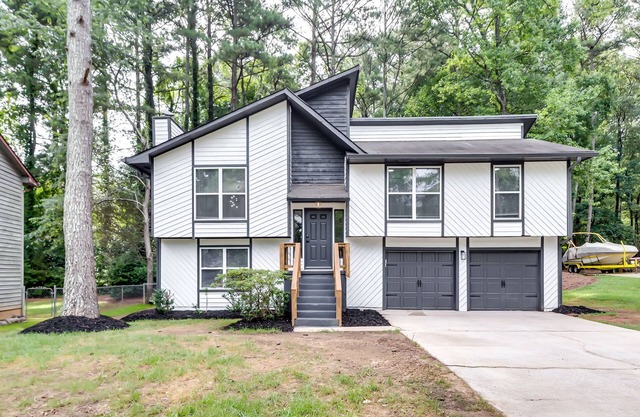 Lux 4BR Retreat: 86" Smart TV, 3BT, Deck & Grill in Alpharetta