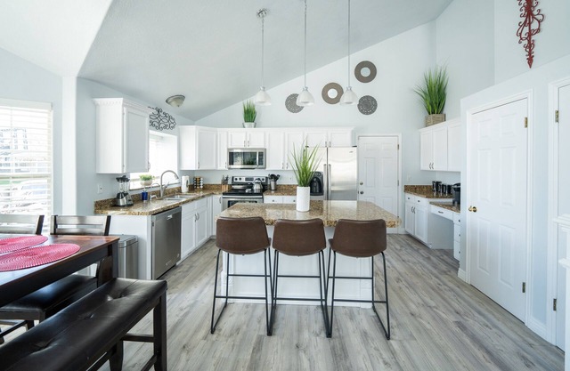 Lux 5bd King w/Theater+Office