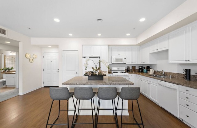 Lux Apartment Within Walking Steps To Spectrum