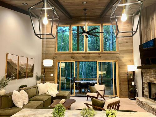 Lux Blue Ridge Cabin, Hot tub, Swing, PingPong!