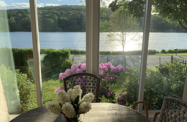 Lux Bungalow on Gorgeous Lake. Relax. Explore nearby towns. Ski. Kayak. Hike.