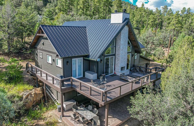 Lux Cabin, Hot Tub, Views, Huge Deck, Shuffleboard & MORE!