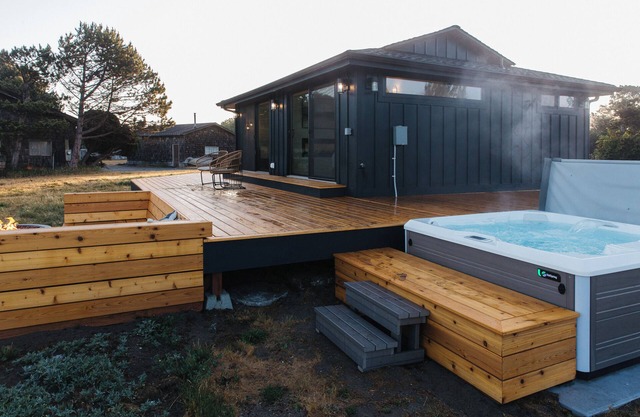 Lux Coastal Retreat & Hot Tub