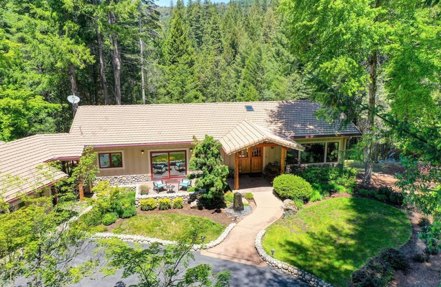 Lux, creekfront 8-acre retreat with hot tub