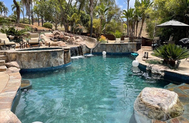 Lux - Detached Guest Home - Private Estate w/ Pool