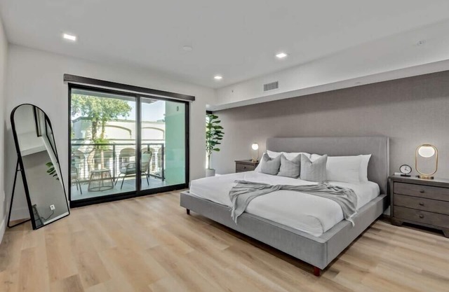 LUX Downtown Studio|Balcony|Gym|Old Town