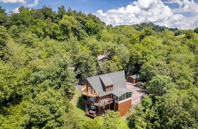 Lux Getaway by Center Hill Lake - Hot Tub - 3BD/3BA + Bunk Room