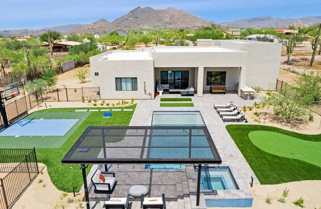 Desert Oasis W/ Free Heated Pool + Hot Tub + Basketball Court + Golf Simulator!