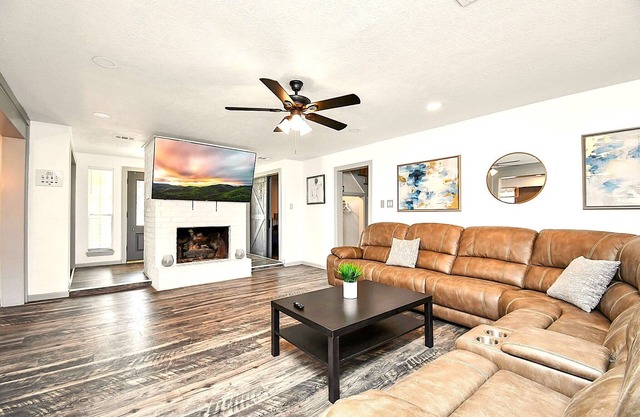 Lux Home w/ Heated Pool & Spa: 30 Min to Downtown