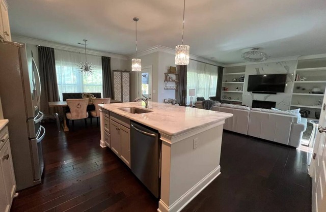 LUX House! HOT TUB! 4 min to campus. Golf lot
