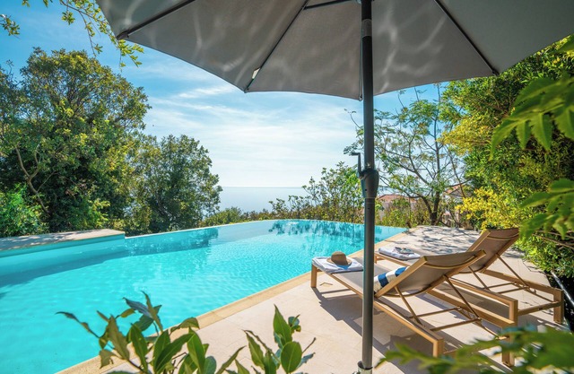 LUX - Infinity pool Villa with Sea Views and a Beach with 10-15 minutes walk.