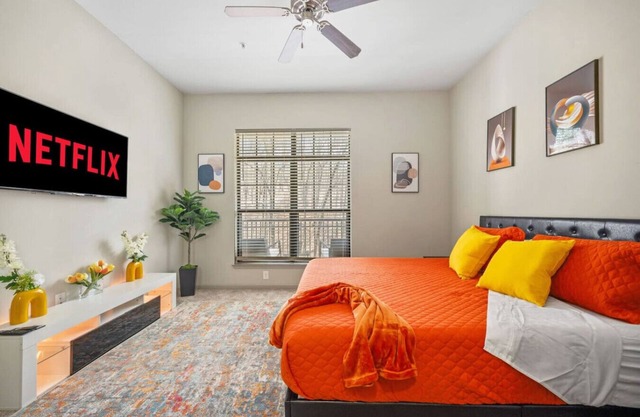 Lux King Suite | Walk to Braves Stadium & Battery