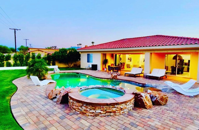 Lux 🏝 KingBed Jacuzzi&Salt Pool Sleeps 10